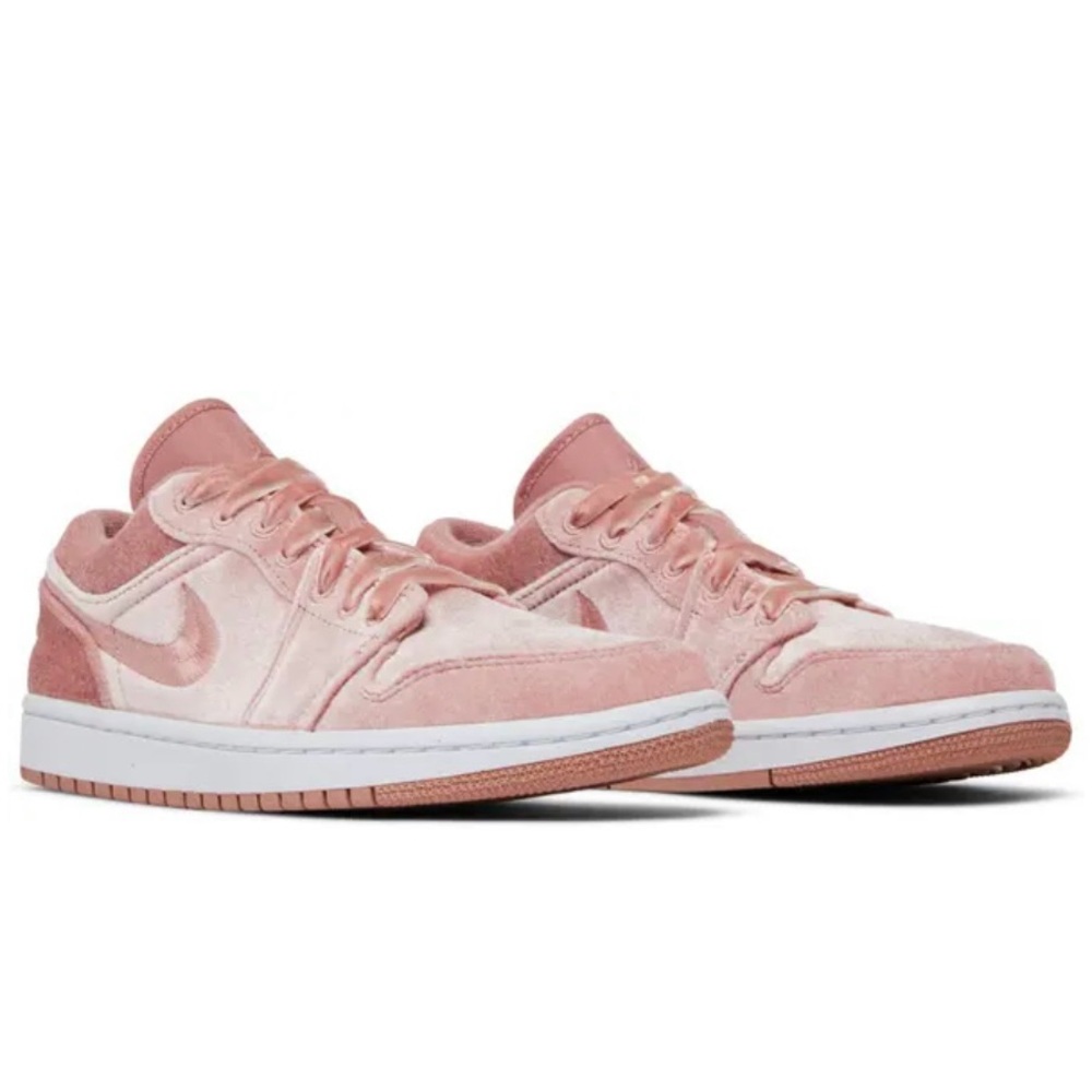 Nike Women's Pink Sneakers new in box